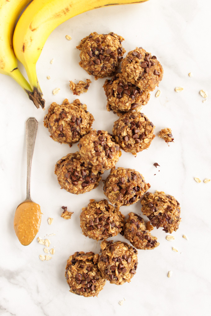  5 Ingredient Banana Peanut Butter Oatmeal Snack Cookies - the perfect way to use up over ripened bananas. They make a great snack, breakfast, or a healthy dessert. #glutenfree #easyrecipe #bananas #oats #vegan #peanutbutter #healthysnack | robustrecipes.com