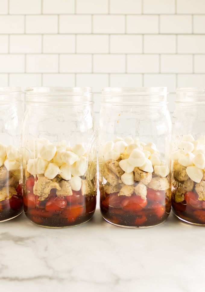 Chicken Caprese Salad Jars - Chicken caprese salad jars are a great meal prep lunch for summers. Makes 4 larges salads that will keep fresh for 4 to 5 days. #mealprep #masonjarsalad #glutenfree #capresesalad #chicken #healthyfood #easyrecipe #chicken #basil #summer #summersalad #summerrecipe | robustrecipes.com