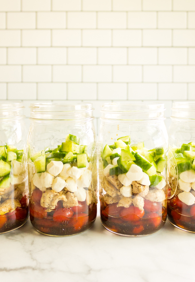 Chicken Caprese Salad Jars - Chicken caprese salad jars are a great meal prep lunch for summers. Makes 4 larges salads that will keep fresh for 4 to 5 days. #mealprep #masonjarsalad #glutenfree #capresesalad #chicken #healthyfood #easyrecipe #chicken #basil #summer #summersalad #summerrecipe | robustrecipes.com
