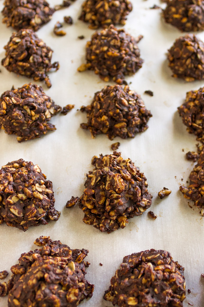 Crunchy No Bake Chocolate Cookies - the perfect recipe for when you don't want to turn on the oven. They are a little chewy, a lot crunchy, and melt-in-your-mouth good. #cookies #nobake #glutenfree #chocolate #easyrecipe #oats #dessert #refinedsugarfree | robustrecipes.com