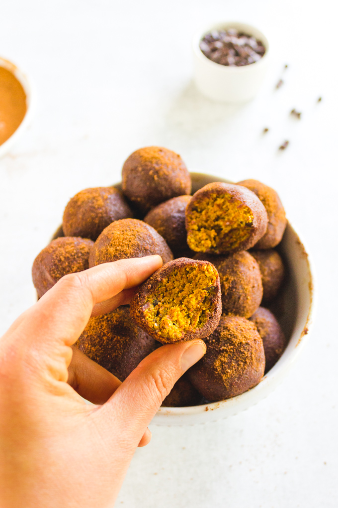Cinnamon Turmeric Energy Balls - are packed with healthy, energizing ingredients for a nutritious snack. Perfect for packed lunches, breakfast, or afternoon snacking. #turmeric #vegan #glutenfree #energyballs #vegetarian #onebowl #easyrecipe #healthysnack #backtoschool #fall #cinnamon #dairyfree #almondflour | robustrecipes.com