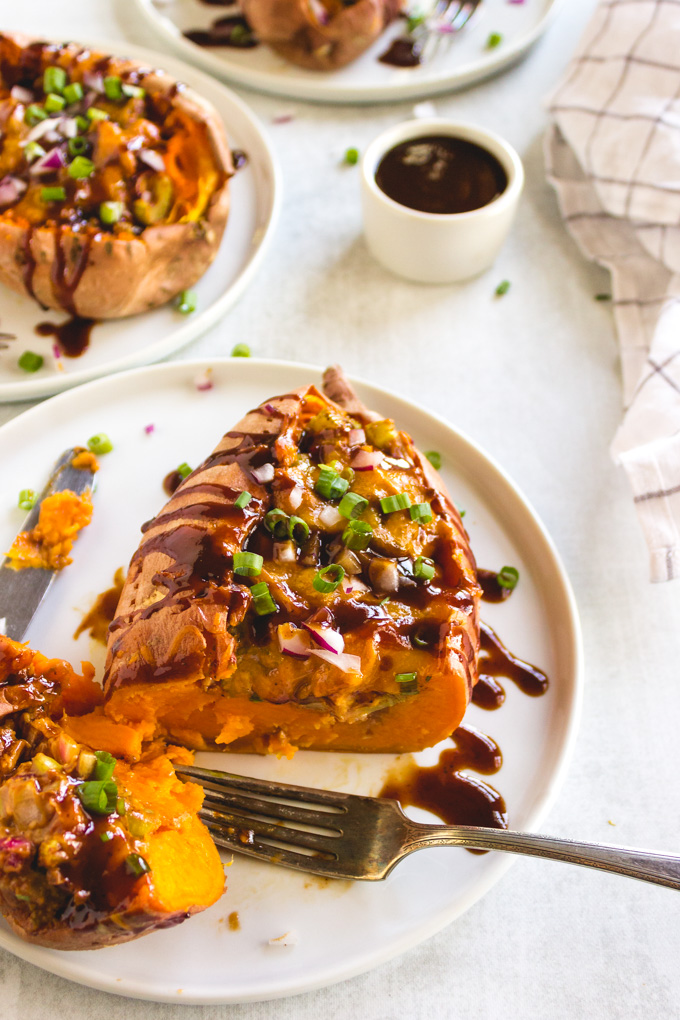 BBQ chicken stuffed sweet potatoes are a hearty, nutritious meal to make during the fall and winter. A balance of savory and sweet. #sweetpotatoes #chicken #fallrecipe #bbqchicken #easyrecipe #glutenfree #cheese #mealprep | robustrecipes.com