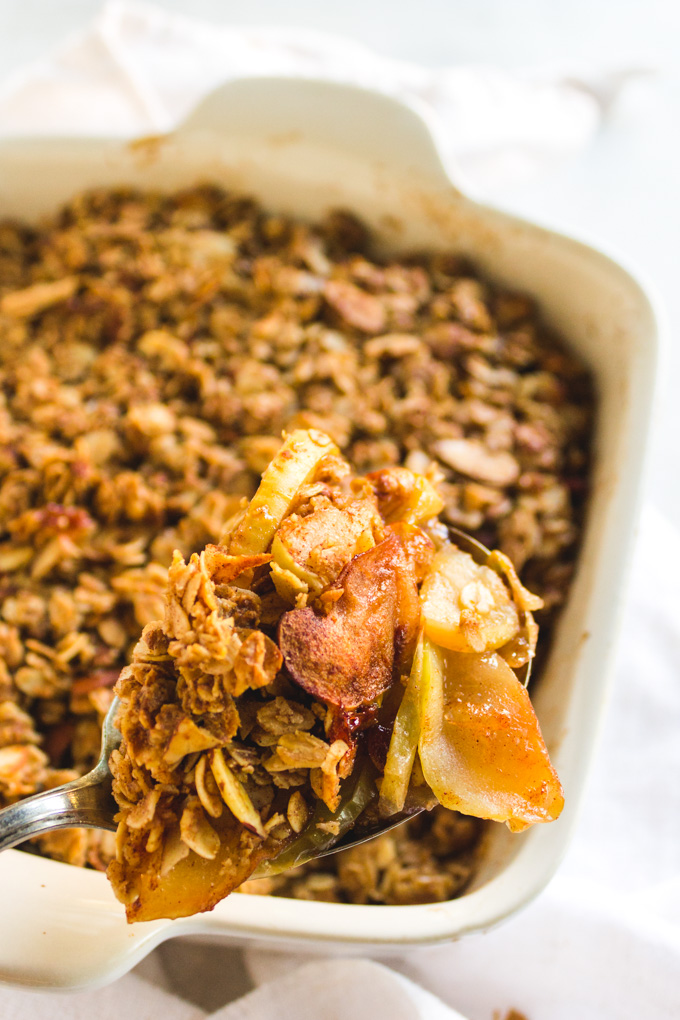 Apple Crisp - tender baked apples and cinnamon topped with a crunchy oat topping. Sweetened with maple syrup and coconut sugar for a healthier dessert. #glutenfree #fallbaking #vegan #dairyfree #oats #apples #maplesyrup #applecrisp #coconutsugar #fall recipe #dessert | robustrecipes.com