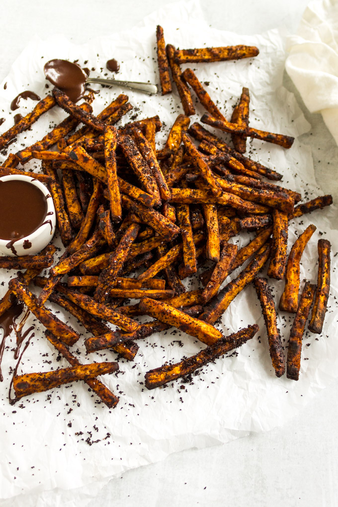 Coffee roasted sweet potato dessert fries is a fun and healthy dessert. Sweet potato fries covered in coffee grounds and served with a chocolate sauce for dipping. Mocha meats sweet potato fries!! #sweetpotatofries #sweetpotatoes #bakedfries #coffee #chocolate #vegan #glutenfree #dairyfree #dessert #maplesyrup | robustrecipes.com