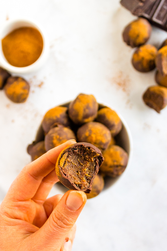 Easy Gingerbread Balls (No Bake) -  for when when you want that classic gingerbread taste without baking. Soft gingerbread center with a crunchy dark chocolate shell. A favorite Holiday treat. #gingerbread #nobake #christmasdessert #glutenfreedessert #chocolate #dairyfree | robustrecipes.com
