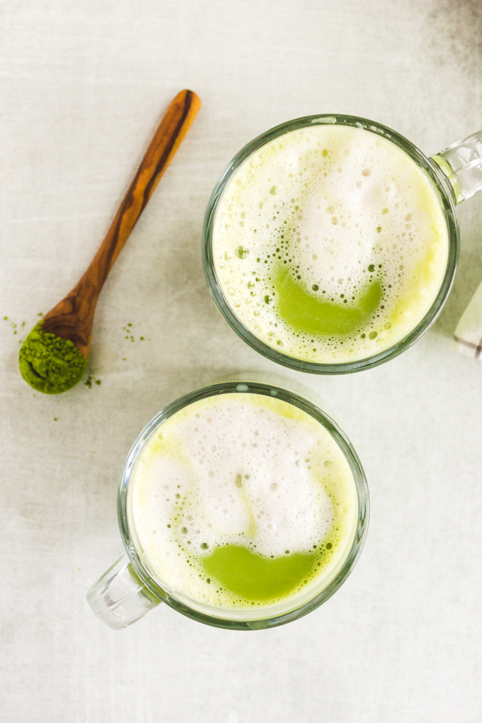 How to Make a Matcha Latte - Simple and easy way to make a delicious and healthy matcha latte right at home. Naturally sweetened and loaded with antioxidants. Provides a calming energy boost without that caffeine crash. #matchalatte #matchagreentea #dairyfree #veganrecipe | robustrecipes.com