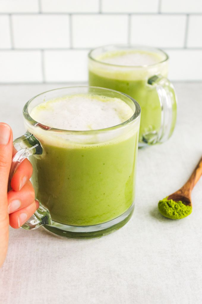 How to Make a Matcha Latte - Simple and easy way to make a delicious and healthy matcha latte right at home. Naturally sweetened and loaded with antioxidants. Provides a calming energy boost without that caffeine crash. #matchalatte #matchagreentea #dairyfree #veganrecipe | robustrecipes.com