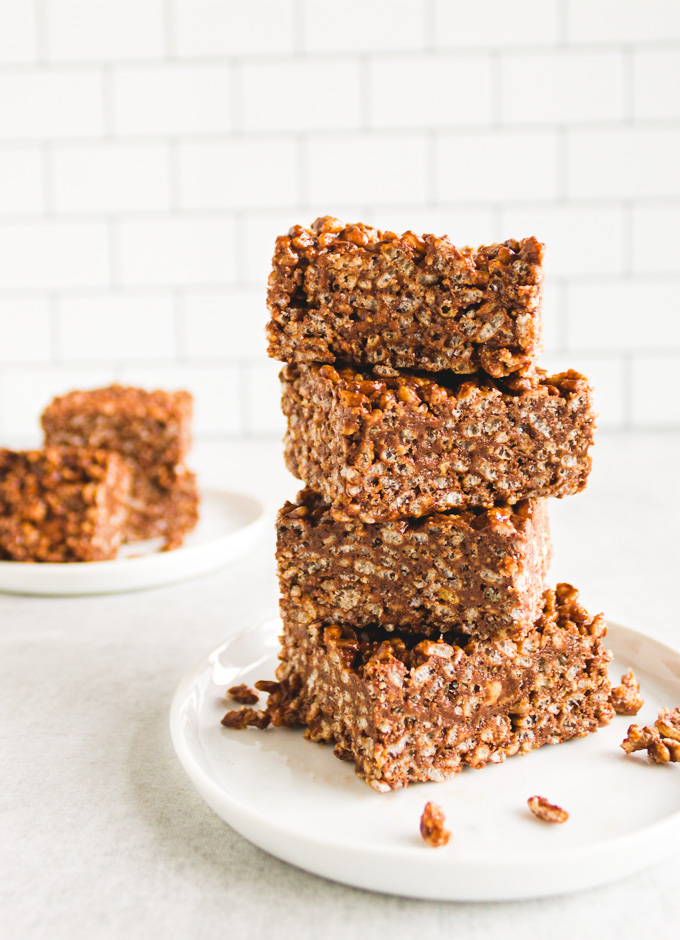 Peanut butter and chocolate puffed rice treats are a slightly healthier version of rice crispy treats. Only requires 6 ingredients and 15 minutes to make. #dessert #glutenfreedessert #dairyfreerecipe #chocolate #ricecrispycereal #nobakerecipe #easyrecipe | robustrecipes.com