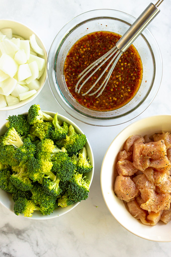 Chicken Broccoli Stir Fry - A quick and easy meal that's ready in 30 minutes, only uses one pan. Tastes just like what you order at a Chinese restaurant. #fakeouttakeout #glutenfree #chinesefood #chickenrecipe #broccoli #dairyfreerecipe #weeknightdinner #30minutemeal #easyrecipe #onepandinner | robustrecipes.com