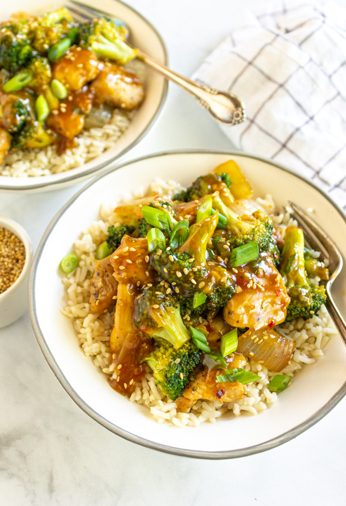 Chicken Broccoli Stir Fry - A quick and easy meal that's ready in 30 minutes, only uses one pan. Tastes just like what you order at a Chinese restaurant. #fakeouttakeout #glutenfree #chinesefood #chickenrecipe #broccoli #dairyfreerecipe #weeknightdinner #30minutemeal #easyrecipe #onepandinner | robustrecipes.com