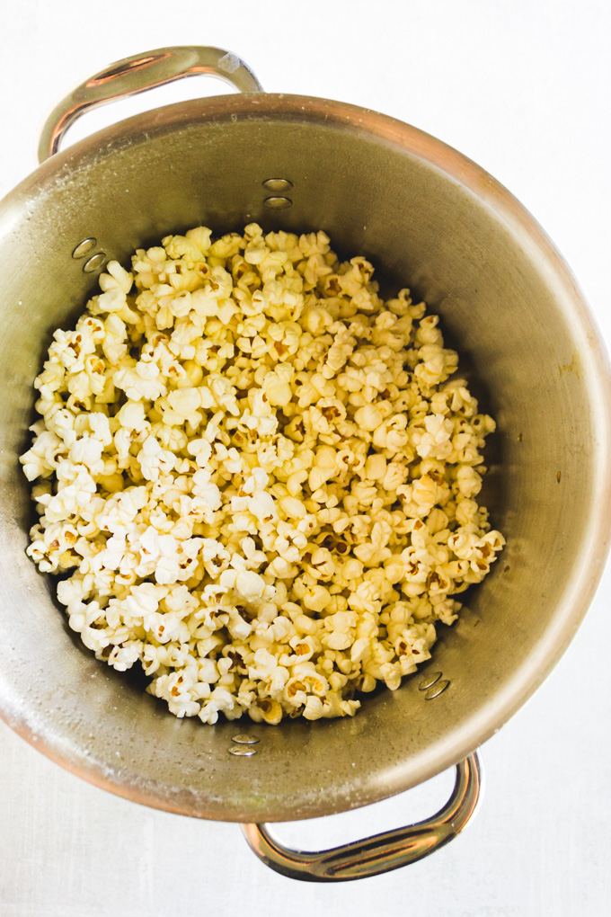 https://robustrecipes.com/wp-content/uploads/2020/06/the-best-stovetop-popcorn-with-nutrtional-yeast-4.jpg