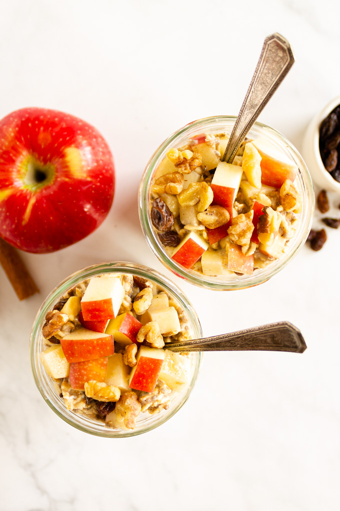 Apple Overnight Oats - Packed with cinnamon, crunchy apples, and chia seeds. The prefect recipe to meal prep for busy weekday breakfasts. They can be enjoyed hot or cold. #fallrecipe #applerecipe #oatmealrecipe #glutenfreerecipe #veganrecipe #dairyfreerecipe #mealpreprecipe #easyrecipe #mealprep #breakfastrecipe | robustrecipes.com