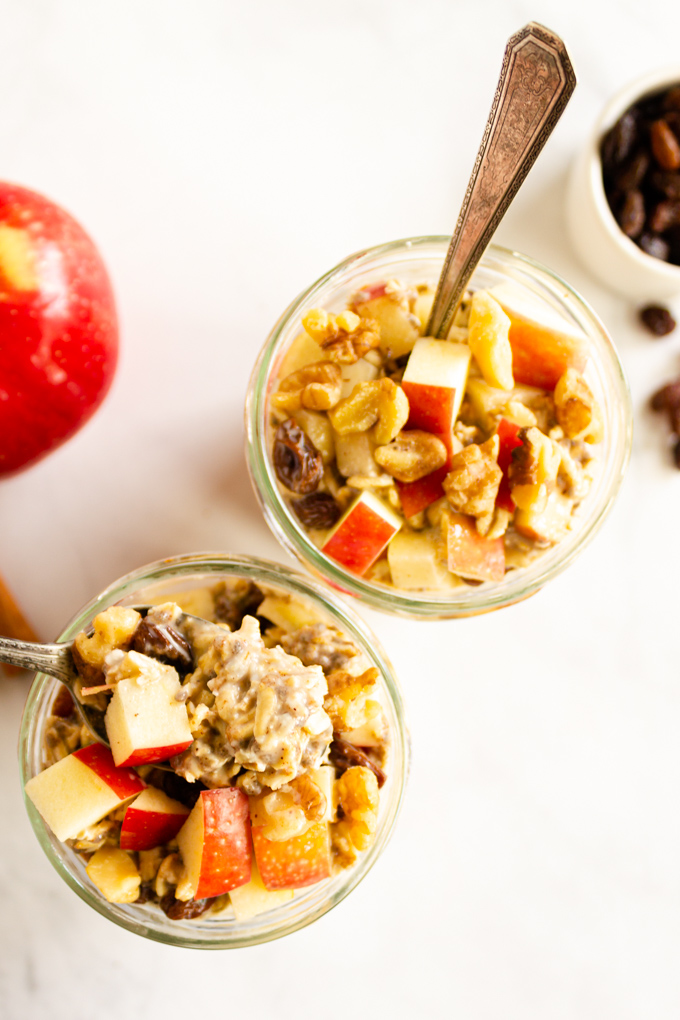Apple Overnight Oats  - Packed with cinnamon, crunchy apples, and chia seeds. The prefect recipe to meal prep for busy weekday breakfasts. They can be enjoyed hot or cold. #fallrecipe #applerecipe #oatmealrecipe #glutenfreerecipe #veganrecipe #dairyfreerecipe #mealpreprecipe #easyrecipe #mealprep #breakfastrecipe | robustrecipes.com