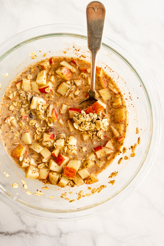 Apple Overnight Oats - Packed with cinnamon, crunchy apples, and chia seeds. The prefect recipe to meal prep for busy weekday breakfasts. They can be enjoyed hot or cold. #fallrecipe #applerecipe #oatmealrecipe #glutenfreerecipe #veganrecipe #dairyfreerecipe #mealpreprecipe #easyrecipe #mealprep #breakfastrecipe | robustrecipes.com