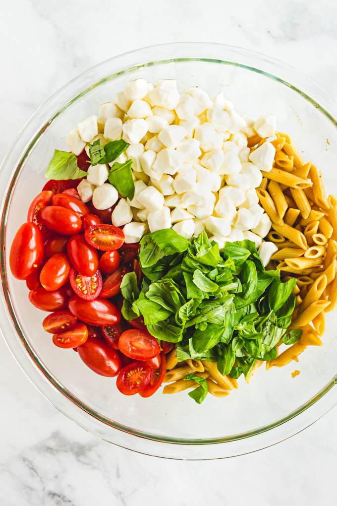 Easy Caprese Pasta Salad - Caprese pasta salad is a twist on the classic beloved summer salad, caprese salad. It's got simple, fresh, summertime ingredients. Only 30 minutes to make it. The perfect weeknight entree, or serve it as a side salad at a party. #capresesalad #pastasalad #tomatoes #summersalad #gutenfreepasta #glutenfreerecipe #basil #gardenrecipe | robustrecipes.com