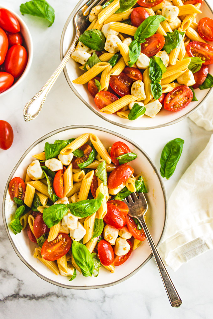 Easy Caprese Pasta Salad - Caprese pasta salad is a twist on the classic beloved summer salad, caprese salad. It's got simple, fresh, summertime ingredients. Only 30 minutes to make it. The perfect weeknight entree, or serve it as a side salad at a party. #capresesalad #pastasalad #tomatoes #summersalad #gutenfreepasta #glutenfreerecipe #basil #gardenrecipe | robustrecipes.com